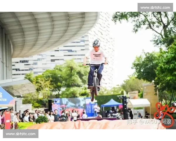 激烈角逐 BMX赛场精彩纷呈 骑行者们挑战极限的速度与技巧